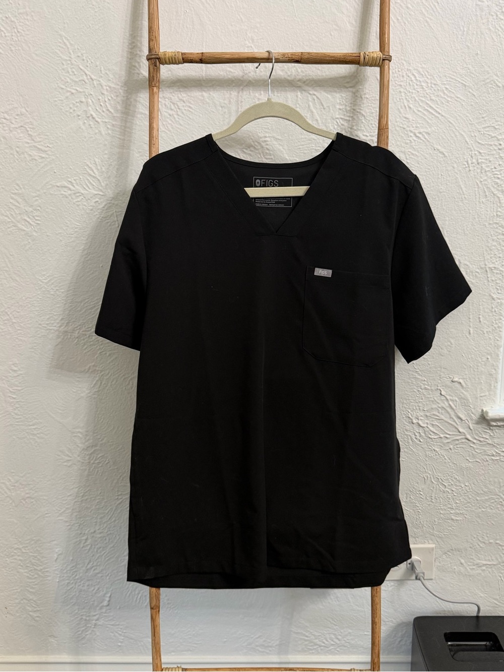 Men’s figs Leon top in black